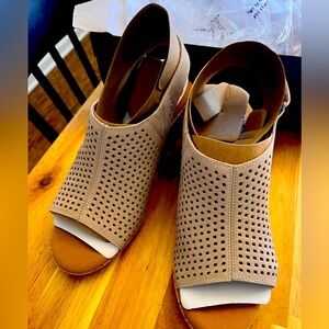 New in Box Rockport Briah Sling shoe- taupe size 7